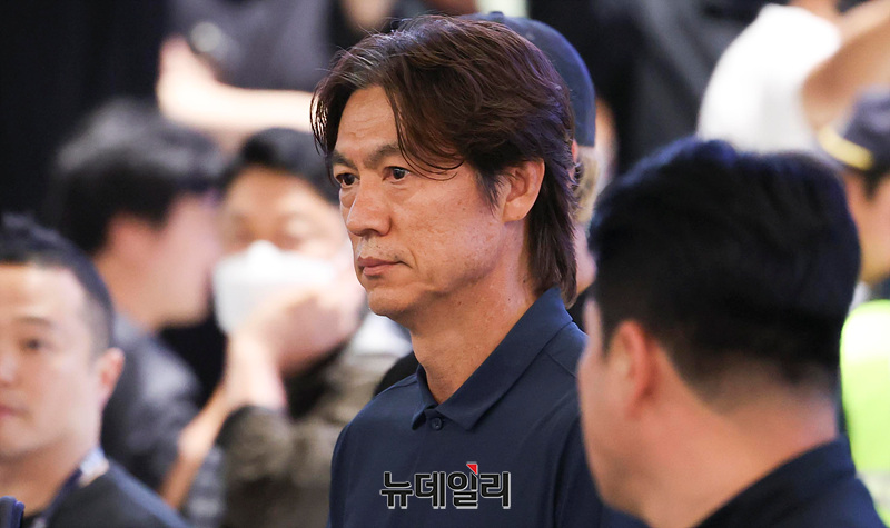▲ 2026 FIFA 북중미 월드컵 조별리그에서 탈락한 홍명보 전 축구 국가대표팀 감독이 지난달 29일 오전 인천국제공항 제2터미널을 통해 귀국하고 있다. ⓒ인천=서성진 기자