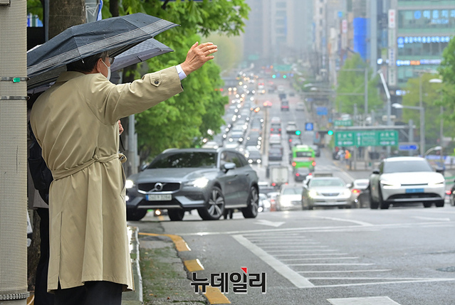 ▲ 서울 서초구의 한 도로에서 시민이 택시를 부고 있다. ⓒ뉴데일리DB