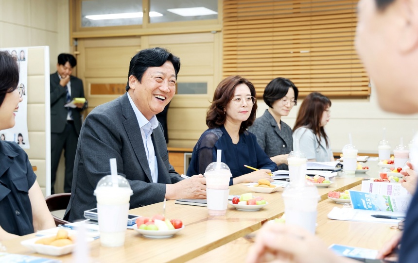▲ 손배찬 파주시장이 산내초등학교를 방문하고 있다 ⓒ파주시 제공
