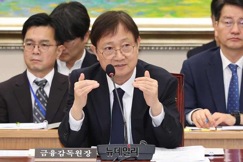▲ 이찬진 금융감독원장이 2월 11일 국회에서 열린 정무위원회의 빗썸 관련 긴급 현안질의에서 의원 질의에 답하고 있다. ⓒ이종현 기자