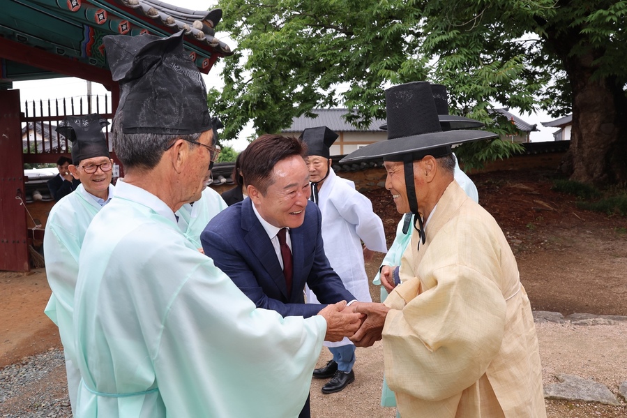 ▲ 제12대 박권현 청도군수가 취임 첫날인 1일 오후, 청도향교 대성전에서 민선 9기의 힘찬 출범과 군민의 안녕을 기원하는 고유제(告由祭)에 참석했다.ⓒ청도군