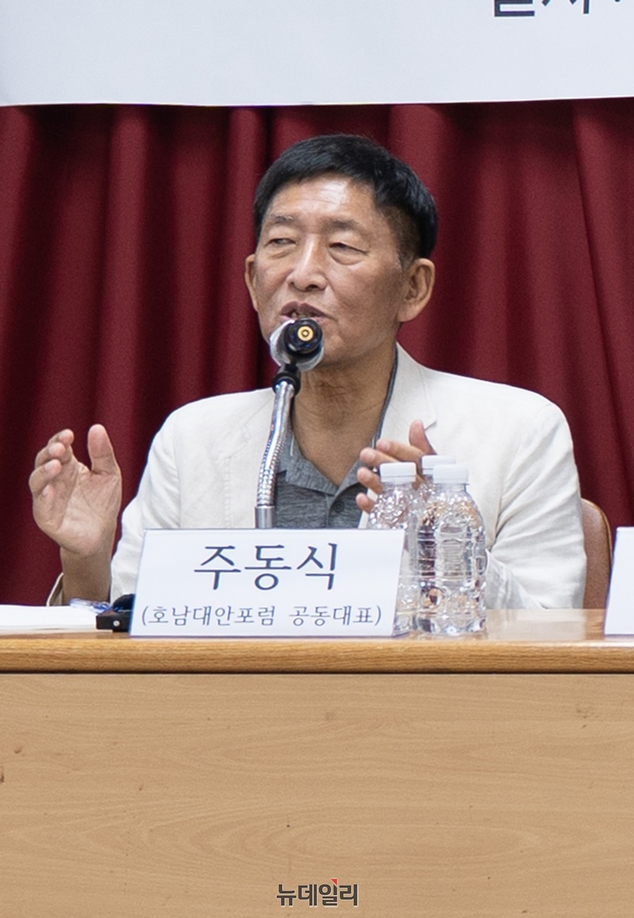 ▲ 주동식 전 위원장은 ‘5·18이 1987체제 오염과 타락의 주범이다’라는 발표를 통해 호남과 주사파의 연대가 가져온 정치적 폐해를 실제 지자체 인사 독식 사례와 국책 프로젝트의 시장성 결여 수치를 들어 강도 높게 비판했다.ⓒ뉴데일리