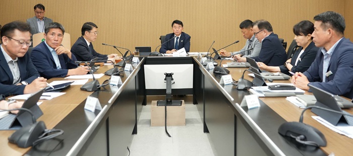 ▲ 유승광 서천군수가 6일 군청 상황실에서 민선9기 첫 확대간부회의를 주재하고 군정 운영 방향과 7월 주요 업무 추진계획, 여름철 재난·안전대책 등을 논의하고 있다.ⓒ서천군