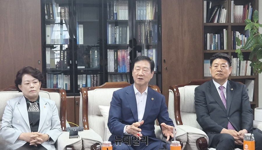 ▲ 제10대 대구시의회 전반기 의장으로 선출된 임인환 의장이 선출 후 의장실에서 기자간담회를 갖고 있다. 임 의장 왼쪽은 이태손 제1부의장, 오른쪽은 김재용 제2부의장.ⓒ뉴데일리