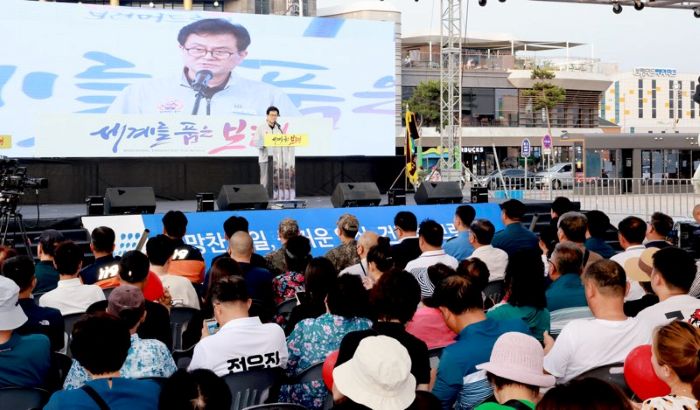 ▲ 엄승용 충남 보령시장이 최근 대천해수욕장 머드광장에서 열린 '2026 대천해수욕장 개장식'에서 환영사를 하고 있다. 이날 개장식에는 시민과 관광객 등 800여 명이 참석해 대천해수욕장의 본격적인 여름철 운영을 축하했다.ⓒ보령시