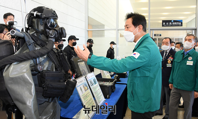 ▲ 오세훈 서울시장이 지난 2022년 서울 용산구 백범김구기념관에서 열린 '서울시 통합방위회의'에 참석해 특수장비를 살펴보고 있다. ⓒ서울시