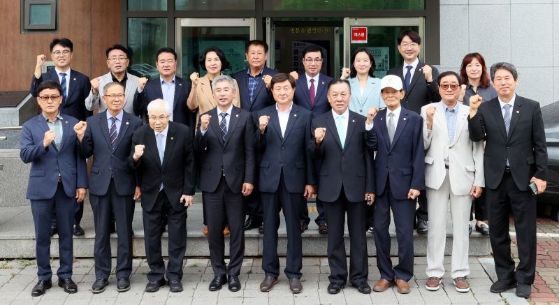 ▲ 조철기 충남도의회 의장을 비롯한 제13대 충남도의회 전반기 의장단과 상임위원장단이 6일 충남 보훈단체를 방문한 뒤 관계자들과 기념촬영을 하고 있다.ⓒ충남도의회
