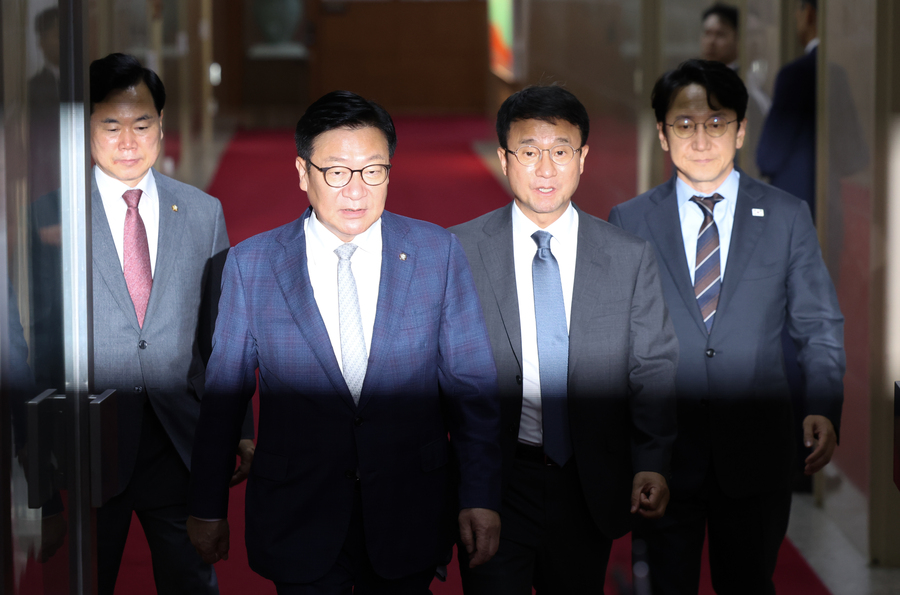 ▲ 한병도(오른쪽 두번째) 더불어민주당 원내대표와 정점식 국민의힘 원내대표가 30일 오후 서울 여의도 국회에서 국회의장 주재 여야 교섭단체 원내대표 회동을 마치고 밖으로 이동하고 있다. 2026.06.30. ⓒ뉴시스