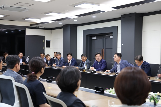 ▲ 장신상 횡성군수는 미래 성장 동력인 이모빌리티 산업 육성을 위해 전 부서가 유기적으로 협력할 것을 강조한 가운데 민선 9기 핵심 역점 과제인 '횡성 관광 500만 시대' 달성을 위한 부서별 협업 방안이 중점적으로 다뤄졌다. 군은 향후 추진되는 모든 행정 사업의 초점을 지역 관광 활성화에 연계해 시너지 효과를 극대화할 방침이다. ⓒ횡성군