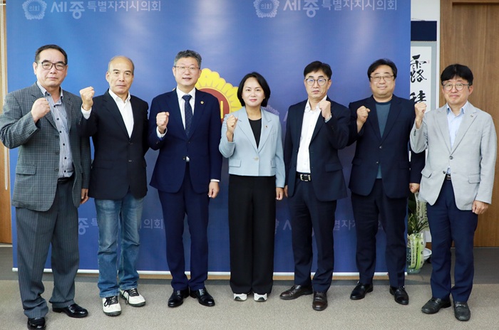 ▲ 안신일 세종시의회 의장(왼쪽 세 번째)이 6일 의회에서 제5대 세종시장직 인수위원회 행정수도TF팀 관계자들과 만나 행정수도 완성 추진 방안을 논의한 뒤 참석자들과 기념촬영을 하고 있다. 왼쪽 네 번째는 박란희 세종시의회 예산결산특별위원장.ⓒ세종시의회