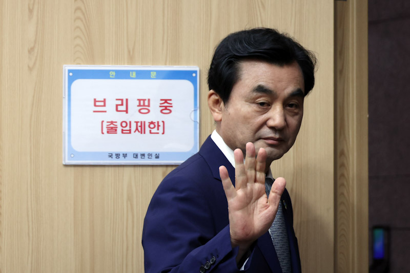 ▲ 안규백 국방부 장관이 지난 6월 26일 서울 국방부 브리핑실에서 국방 드론·대드론 발전 정책 브리핑을 마친 뒤 퇴장하며 인사하는 모습. ⓒ뉴시스