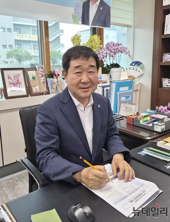 ▲ 이재영 증평군수가 6일 증평군청 집무실에서 군정 관련 업무를 살펴보고 있다. ⓒ표윤지 기자