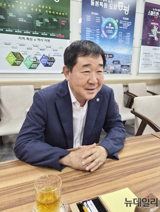 ▲ 이재영 증평군수가 6일 뉴데일리와 인터뷰를 진행하고 있다. ⓒ표윤지 기자