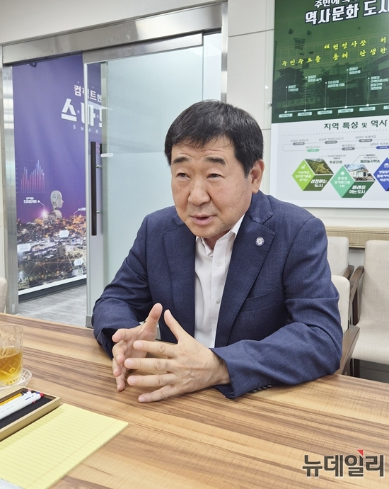 ▲ 이재영 증평군수가 6일 뉴데일리와 인터뷰를 진행하고 있다. ⓒ표윤지 기자