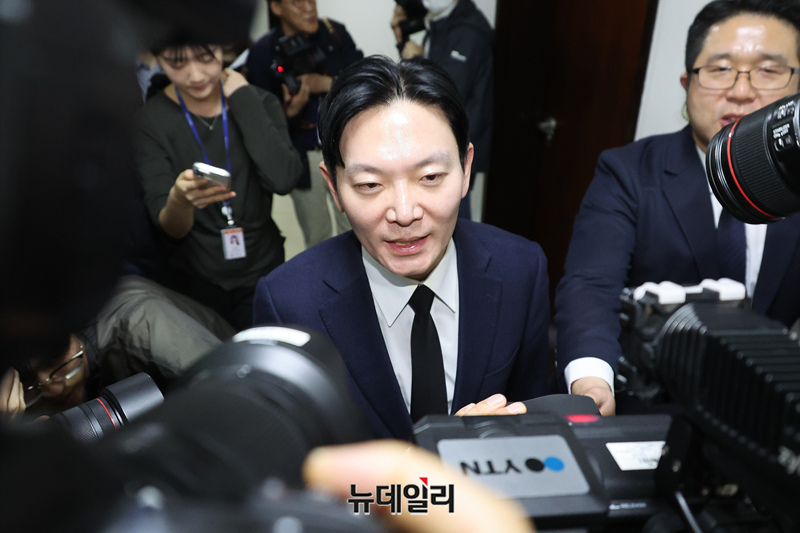 ▲ 쌍방울 대북 송금 사건을 수사했던 박상용 검사가 지난 4월 14일 국회 '윤석열정권정치검찰조작기소의혹사건진상규명국정조사특별위원회'에서 열린 청문회에서 증인 선서거부 하자 강제퇴장 당하고 있다. ⓒ이종현 기자