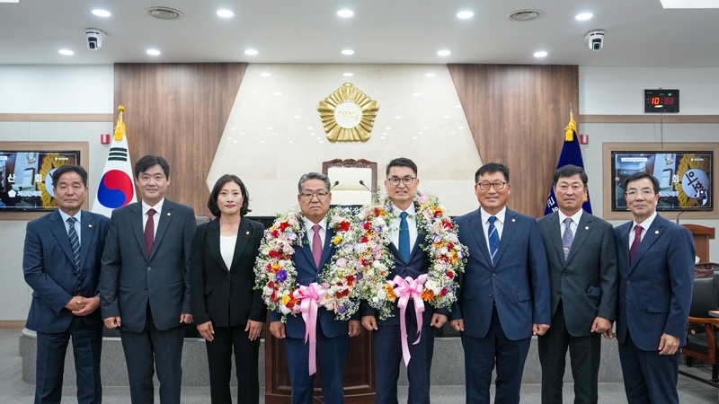 ▲ 충북 괴산군의회가 2일 김주성(왼쪽 네 번째)의원과 최경섭 의원을 의장과 부의장으로 각각 선출하고 기념 촬영을 하고 있다. ⓒ괴산군의회