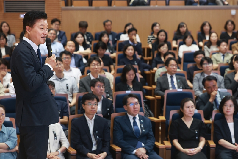 ▲ 신용한 충북지사가 6일 민선 9기 첫 직원조회서 '실행 도정'을 강조하고 있다. ⓒ충북도