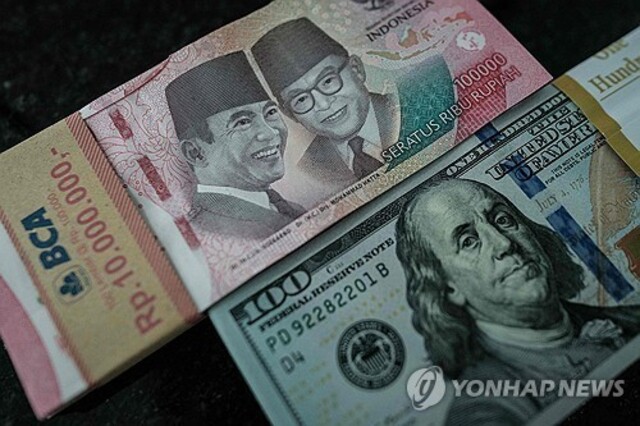▲ 인도네시아 루피아화와 미국 달러화 지폐. 출처=AFPⓒ연합뉴스