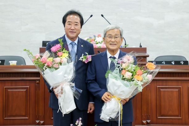 ▲ 홍영표부의장(좌) 이철우의장(우)ⓒ울릉군의회