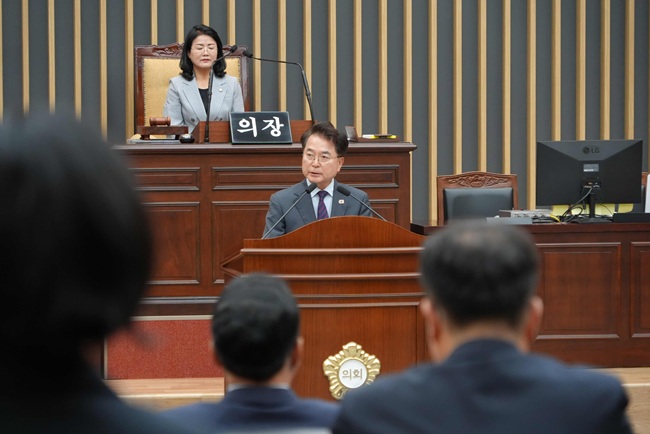 ▲ 육동한 시장이 개원식에 참여해 시민 행복과 춘천 발전이라는 공동의 목표를 향해 시의회와 긴밀히 협력해 나가겠다는 뜻을 밝혔다. ⓒ춘천시