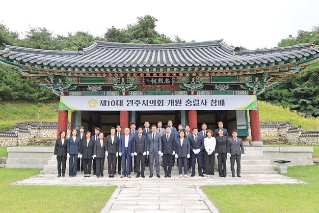 ▲ 원주시의원들은 6일 충렬사를 찾아 참배하고 순국선열과 애국지사의 숭고한 희생정신을 기리며 시민을 위한 책임있는 의정활동을 다짐했다. ⓒ원주시의회