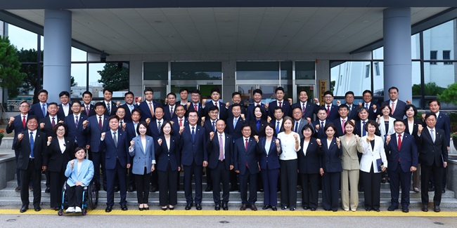 ▲ 제12대 강원특별자치도의회가 6일 개원식을 갖고 4년간의 의정활동에 돌입했다. ⓒ강원특별자치도의회