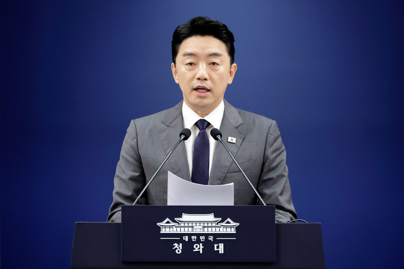 ▲ 강훈식 비서실장이 6일 청와대에서 메가프로젝트 민관합동 점검회의 결과 브리핑을 하고 있다. ⓒ뉴시스