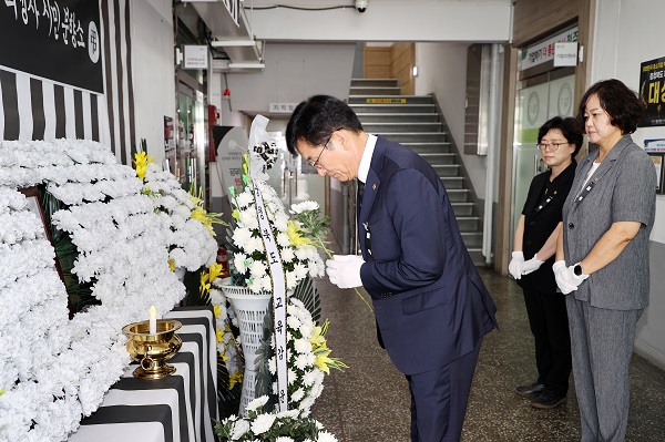▲ 윤건영 충북교육감이 6일 오송참사 3주기를 맞아 청주시청 임시청사에 마련된 시민분향소를 찾아 헌화하고 있다.ⓒ충북교육청 제공