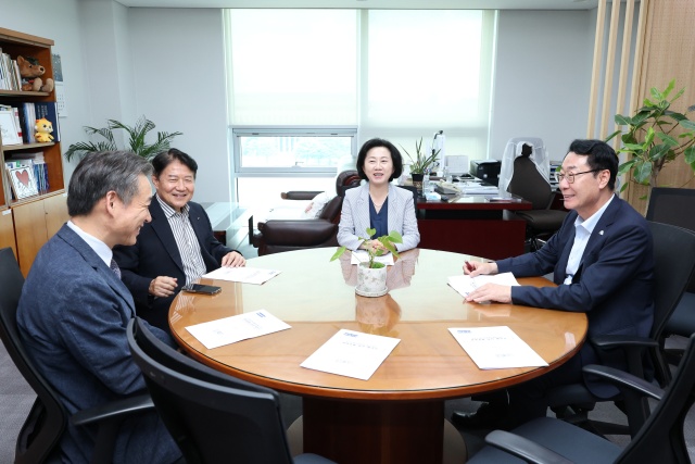 ▲ 정명근 시장과 송옥주 국회의원이 우희종 한국마사회 회장을 만나  서울경마공원 화성 이전과 관련한 협력 방안을 논의하고 있다ⓒ화성시 제공