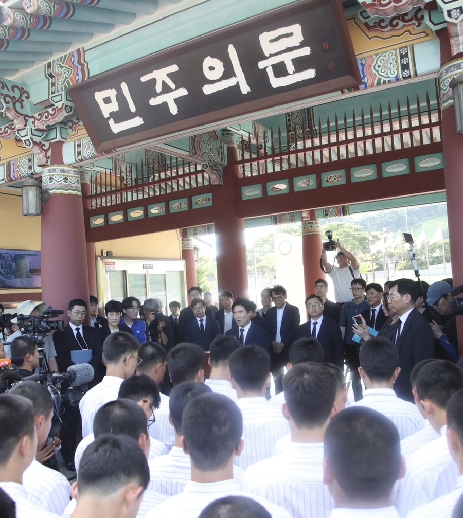 ▲ 김대중 전남광주통합특별시교육감이 6일 국립 5.18 민주묘지 민주의 문 앞에서 광주제일고, 서울 배재고 학생들에게 이야기하고 있다.ⓒ전남광주통합특별시교육청 제공