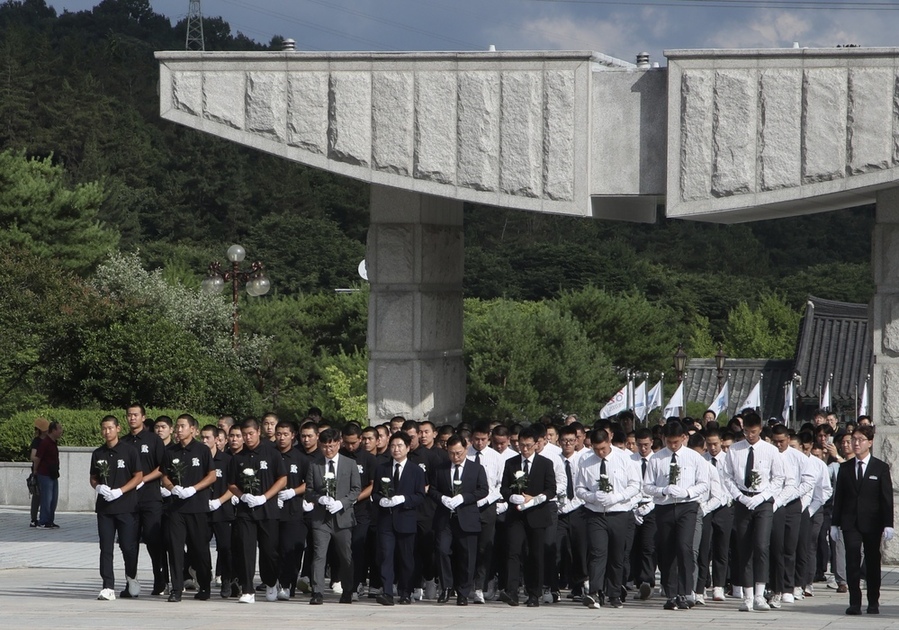 ▲ 서울배재고 학생들과 광주제일고 학생들이 6일 오후 정근식 서울특별시교육감, 김대중 전남광주통합특별시교육감과 함께 국립 5.18묘지 참배를 위해 꽃을 들고 입장하고 있다.ⓒ전남광주통합특별시교육청 제공