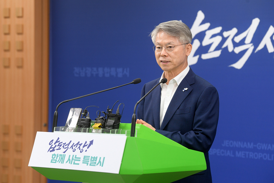 ▲ 민형배 전남광주통합특별시장이 6일 광주청사 브리핑실에서 ‘호남 반도체 클러스터 부지 확정’ 기자회견을 하고 있다. ⓒ전남광주통합특별시 제공