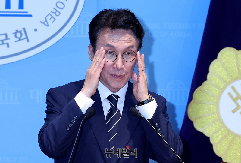 ▲ 김민석 전 국무총리가 지난 6일 국회 소통관에서 더불어민주당 당 대표 출마 선언 중 안경을 고쳐 쓰는 모습. ⓒ이종현 기자