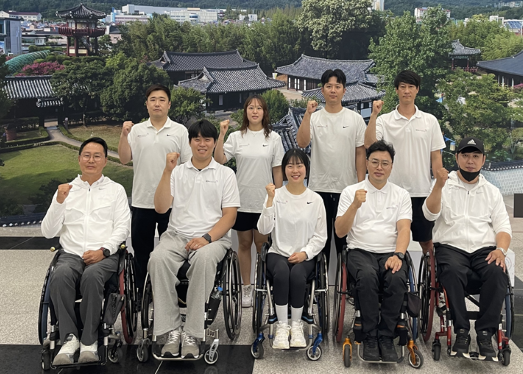 ▲ 2026 연맹회장기 전국장애인사격대회'에서 금메달 9개를 포함해 총 19개의 메달을 획득한 세종시장애인체육회 사격팀 선수단이 대회를 마친 뒤 기념촬영을 하고 있다. 이번 대회에서 조정두 선수는 6관왕에 올랐으며, 정다인 선수와 조정두·김연미 조는 한국신기록을 작성하는 성과를 거뒀다.@세종시장애인체육회