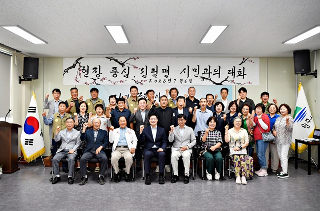 ▲ 구자열 원주시장이 지난 6일 신림면을 첫 일정으로 관내 25개 읍면동을 순회하는 '현장 중심, 시민과의 대화'를 시작했다. 이번 행사는 민선9기 출범을 맞아 시민과 직접 만나 시정 운영 방향을 공유하고, 지역별 주요 현안을 현장에서 점검하기 위해 마련됐다. ⓒ원주시