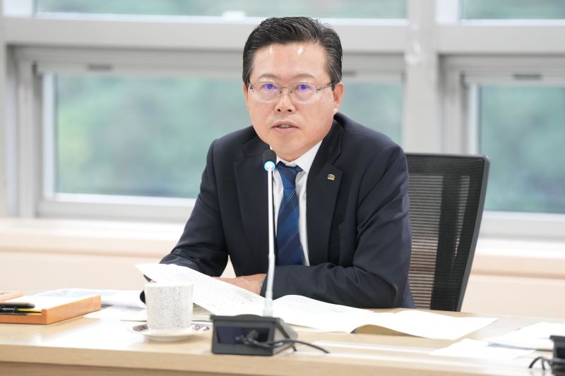 ▲ 장기수 천안시장이 주요 현안 점검 회의를 진행하고 있다.ⓒ천안시