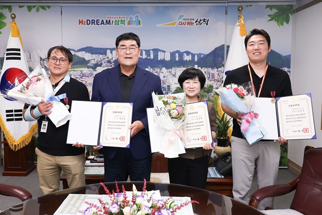 ▲ 삼척시가 지난 6일 시장 집무실에서 세무과 장명희 팀장, 회계과 노동균 팀장, 체육과 백종원 팀장 등 모범공무원 3명에게 국무총리 표창을 전수했다. 박상수 삼척시장은 