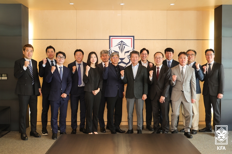 ▲ 상견례에 참석한 제55대 대한축구협회 집행부 주요 임원들의 단체사진.ⓒ대한축구협회 제공