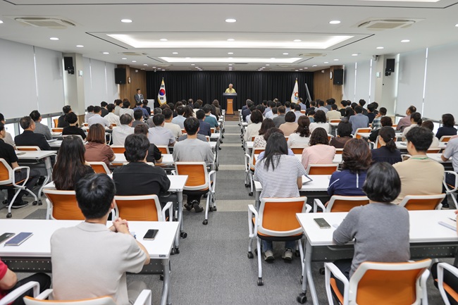 ▲ 양양군이 지난 6일 군청 대회의실에서 전 직원을 대상으로 취임 후 첫 월례조회를 개최하고, 공정한 인사 운영과 적극 행정을 중심으로 한 민선 군정 운영 방향을 공유했다. 이날 김정중 군수는 인사 청탁을 원천적으로 배제하고 능력과 성과를 우선하는 공정한 인사 원칙을 분명히 하며 조직 쇄신의 의지를 밝혔다. ⓒ양양군