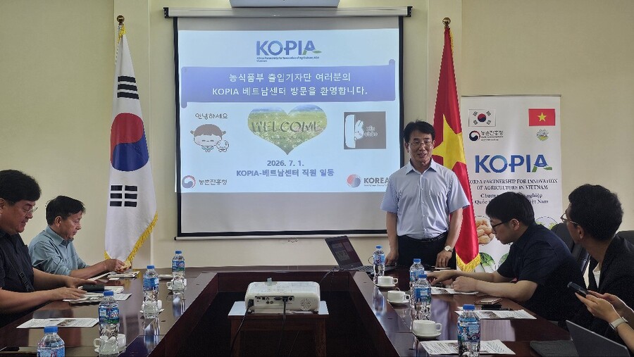 ▲ 지난 1일(현지시간) 조명래 농촌진흥청 해외농업기술개발사업(KOPIA·코피아) 베트남센터 소장이 벹트남 하노이 양잠연구소에서 코피아 성과를 설명하고 있다.ⓒ농림축산식품부 공동취재단