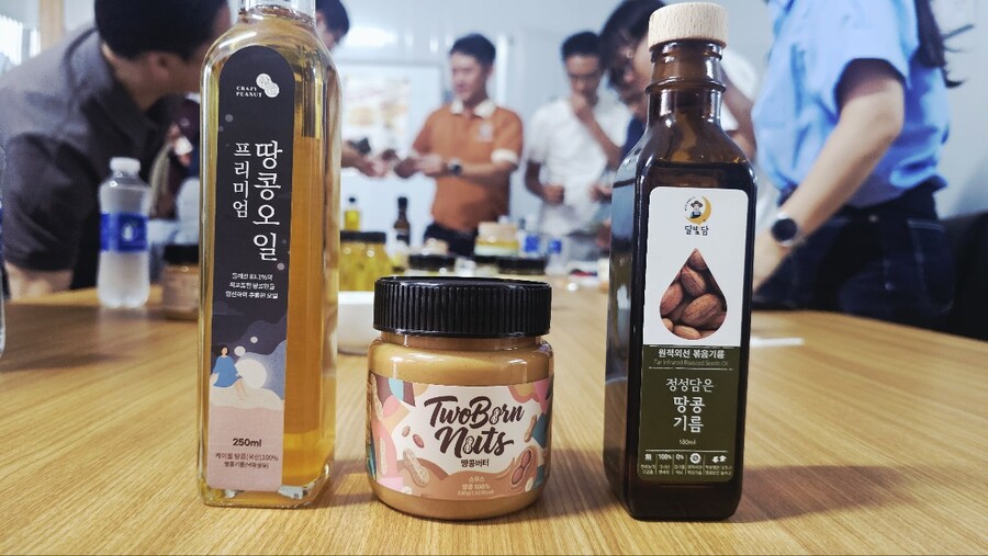 ▲ 코피아 베트남센터가 선발한 땅콩품종을 원료로 생산한 땅콩버터와 땅콩기름, 땅콩오일. ⓒ농림축산식품부 공동취재단.