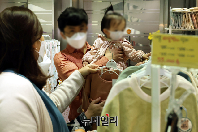 ▲ 지난 2021년 서울 강남구 코엑스에서 열린 '서울국제유아교육전&키즈페어'를 찾은 시민들이 육아용품을 살펴보고 있다. ⓒ뉴데일리DB