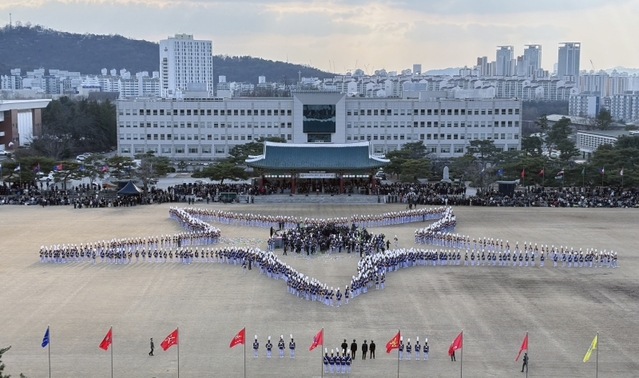 ▲ 2024년 2월 26일 서울 노원구 육군사관학교 화랑 연병장에서 제80기 졸업 및 임관식 2부 '화랑대의 별' 행사가 진행되는 모습. ⓒ뉴시스