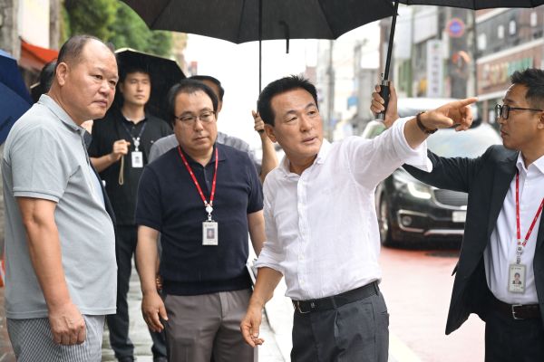 ▲ 백성현 논산시장이 6일 관촉건널목 지하차도 개통 이후 교통 운영 현황을 점검하며 관계 공무원들과 현장을 살펴보고 있다.ⓒ논산시