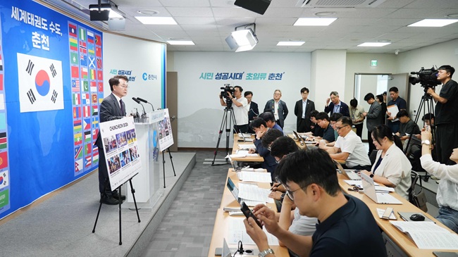 ▲ 육동한 춘천시장이 7일 시청 브리핑룸에서 8일부터 22일까지 송암스포츠타운 일원에서 '강원·춘천 2026 세계태권도문화축제'와 '2026 춘천코리아오픈국제태권도대회'를 개최한다고 밝혔다. ⓒ춘천시