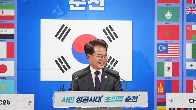 ▲ 육동한 춘천시장이 7일 시청 브리핑룸에서 8일부터 22일까지 송암스포츠타운 일원에서 '강원·춘천 2026 세계태권도문화축제'와 '2026 춘천코리아오픈국제태권도대회'를 개최한다고 밝혔다. ⓒ춘천시