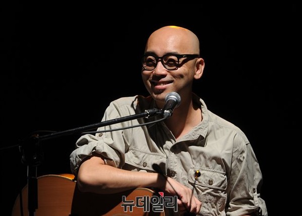 ▲ 가수 하림이 배재고등학교 앞에 화환들이 놓인 것을 두고 '꽃으로 하는 고약한 짓들'이라는 제목의 글로 비판적인 목소리를 냈다. ⓒ뉴데일리