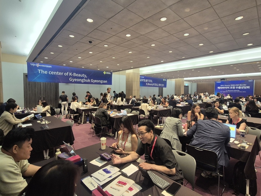 ▲ 서울 코엑스에서 열린 ‘인터참 코리아 2026’에서 경산지역 참가 기업들이 해외 바이어들과 수출 상담을 하고 있다.ⓒ경산시