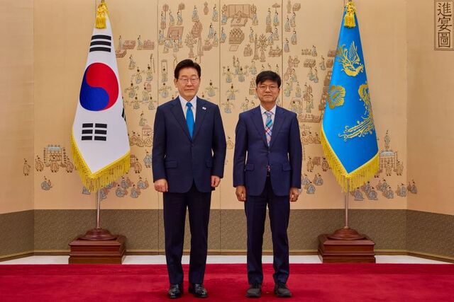 ▲ 이재명 대통령이 지난 4월 15일 청와대에서 규제합리화위원회 제1차 전체회의에 앞서 이병태 규제합리화위원회 부위원장에게 위촉장을 수여한 뒤 기념촬영을 하는 모습. ⓒ뉴시스