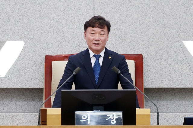 ▲ 남종섭 신임 경기도의회 의장이 7일 제392회 임시회 제1차 본회의에서 당선 인사를 하고 있다. ⓒ경기도의회 제공